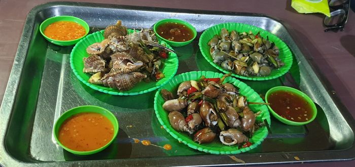 Không gian thưởng thức ốc biển tại Quán Ốc 15k