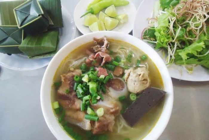 Không gian ấm cúng và món ăn hấp dẫn tại quán Vân Hường