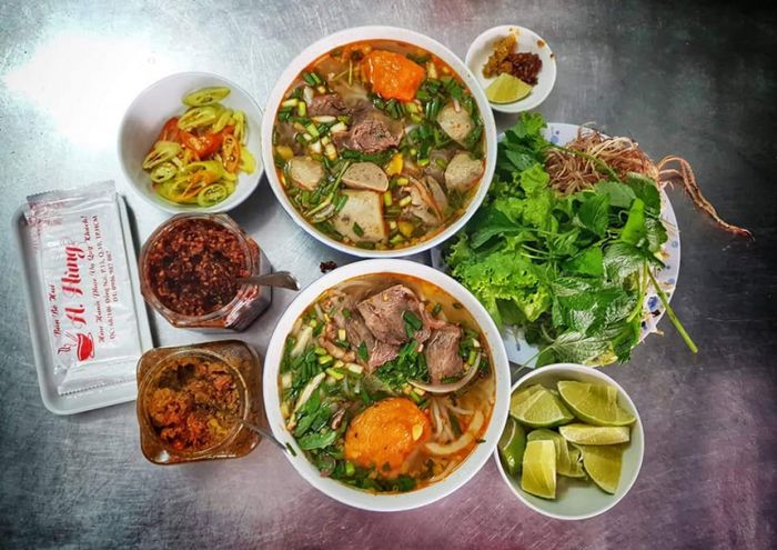 Hình ảnh tô bún bò Huế thơm ngon tại A Hùng