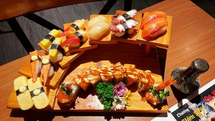 Không gian ẩm thực tinh tế tại Uchi Sushi Hoàng Hữu Nam - Ảnh 1