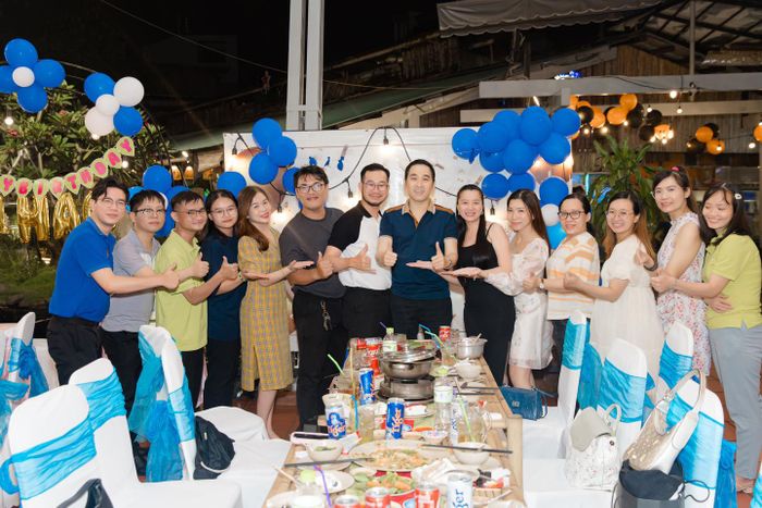 Hình ảnh khách hàng đang đặt tiệc sinh nhật