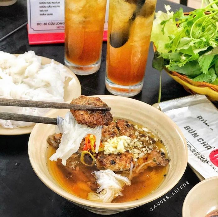 Hình ảnh không gian ấm cúng tại Bún Chả 1986