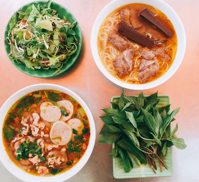 Không gian ấm cúng và món ăn đặc trưng tại Bún Bò Hẻm