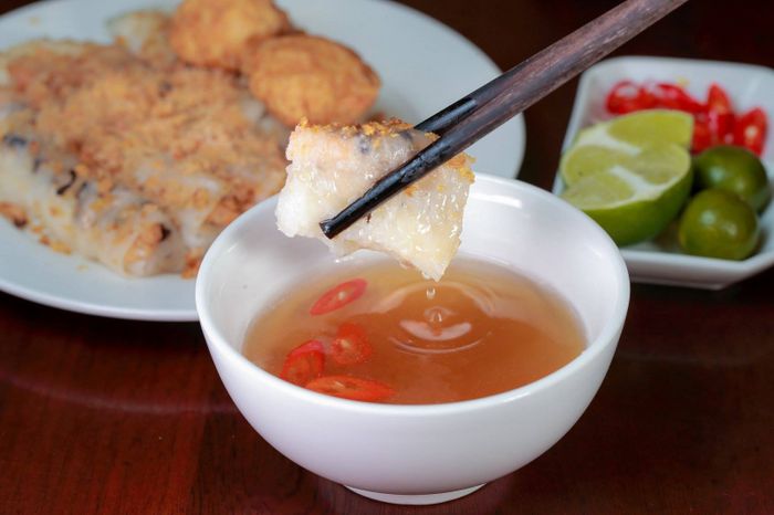 Hình ảnh đĩa bánh cuốn vàng ươm tại Thiên Hương
