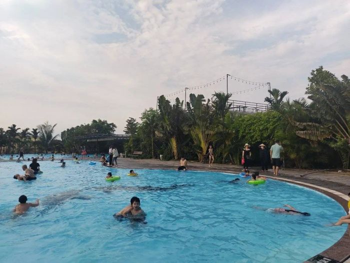 Ảnh 2: Không gian xanh mát tại Bể Bơi Tiên Lữ
