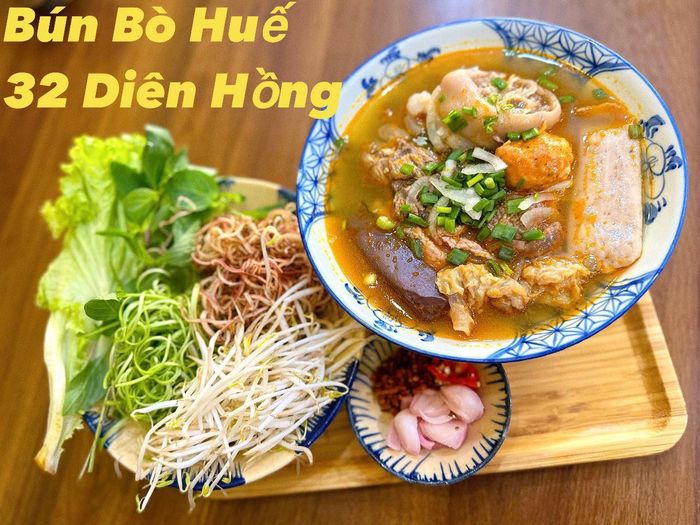 Không gian ấm cúng và món ăn đặc trưng tại Quán Hạnh
