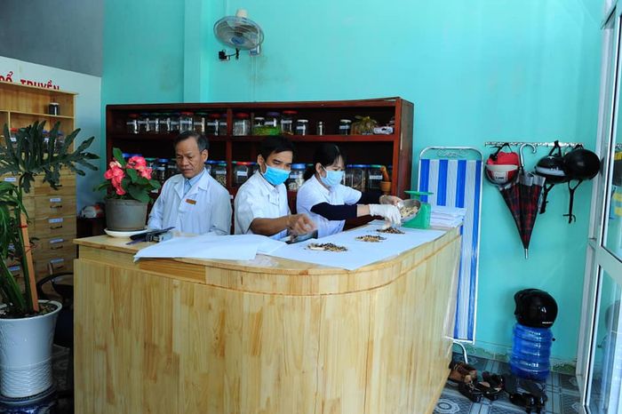 Hình ảnh Phòng Khám Y Học Cổ Truyền Hạnh Phúc - Không gian xanh mát chan hòa cùng nét kiến trúc đậm chất Đông phương, tạo cảm giác thư thái ngay từ bước chân đầu tiên.
