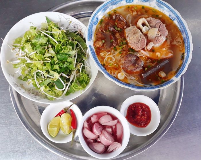 Hình ảnh tô bún bò thơm ngon đặc trưng tại Bún Bò Hẻm