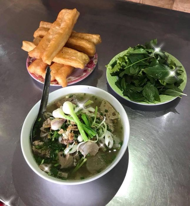 Hình ảnh không gian ấm cúng và tô phở đặc trưng tại Phở 114