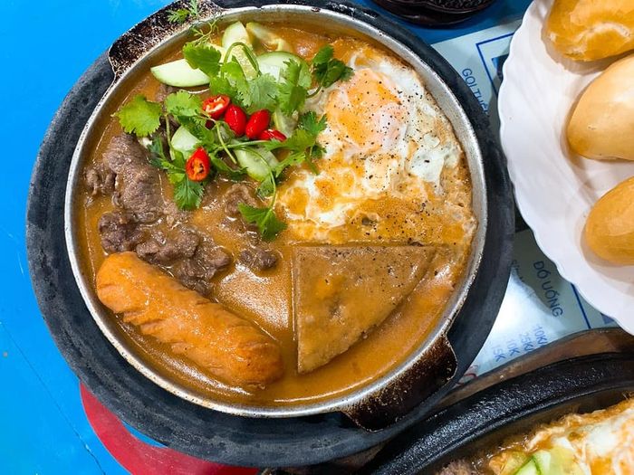 Không gian ấm cúng và món ngon đặc trưng tại 290 Hà Huy Tập