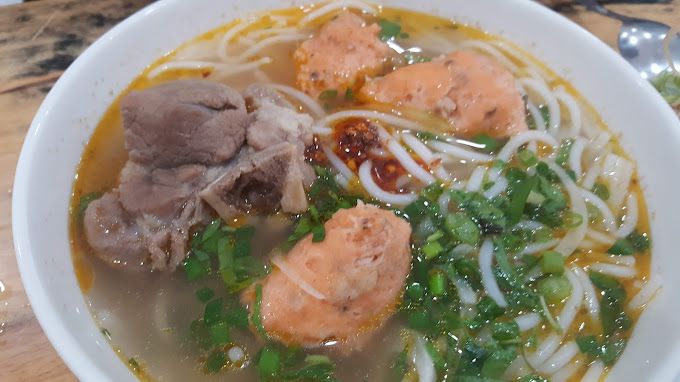 Hình ảnh tô bún bò Huế thơm ngon tại Quin