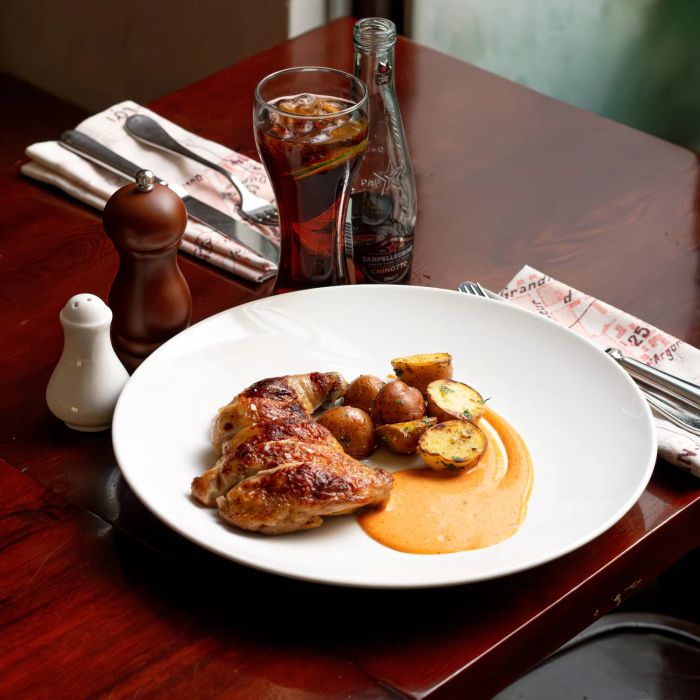 The Refinery - Không gian bistro Pháp cổ điển