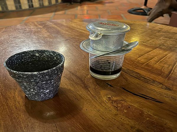 Góc thư giãn đầy hoa cỏ tại Cafe Sân Vườn Thủy Hoa Viên