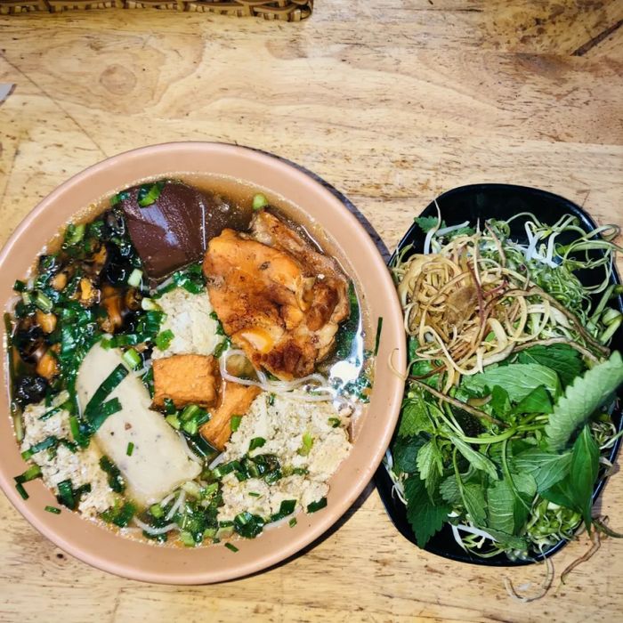 Hình ảnh tô bún riêu cua thơm ngon tại Tuyền