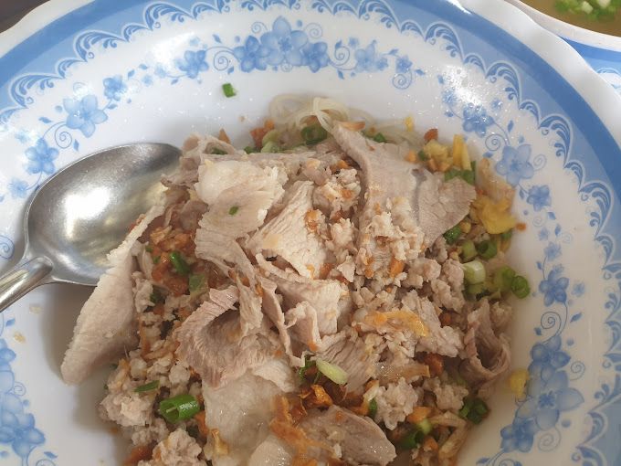 Hình ảnh tô hủ tiếu Nam Vang đầy ắp nguyên liệu