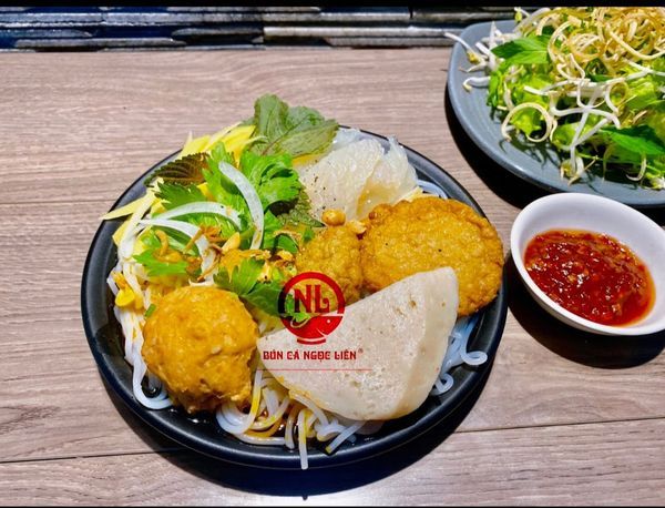 Hình ảnh tô bún cá thơm ngon đặc trưng tại Ngọc Liên