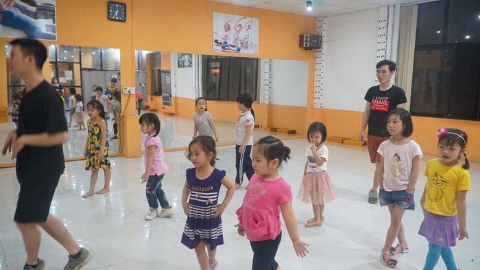 Học viên nhí biểu diễn tại KIDSTARS