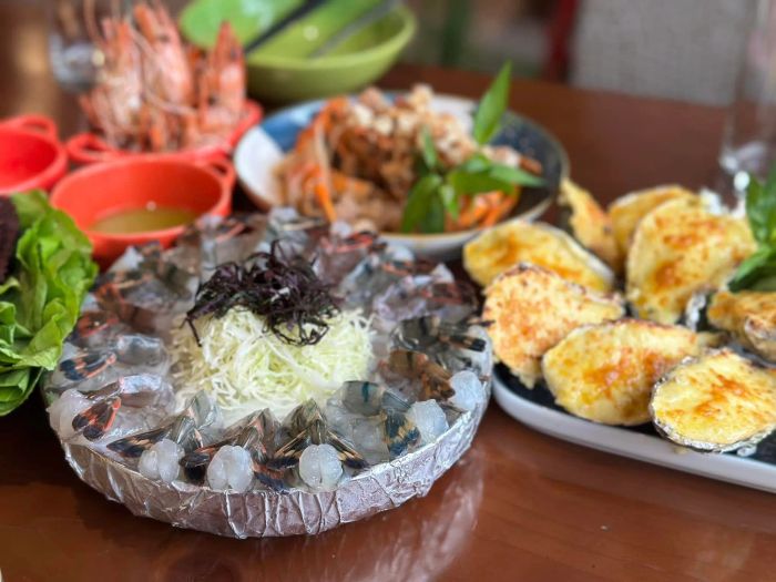 Không gian ấm cúng tại Hải Sản Tomato