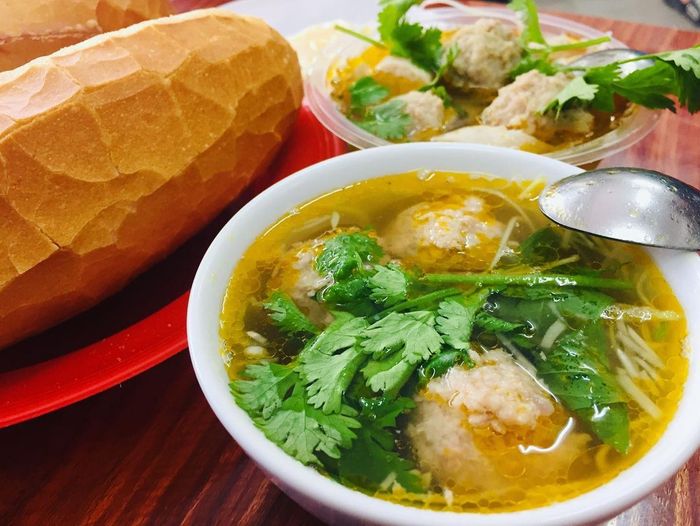 Hình ảnh bánh mì xíu mại đậm chất Đà Lạt