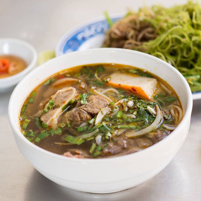 Hình ảnh tô bún bò đầy ắp thịt và giò heo