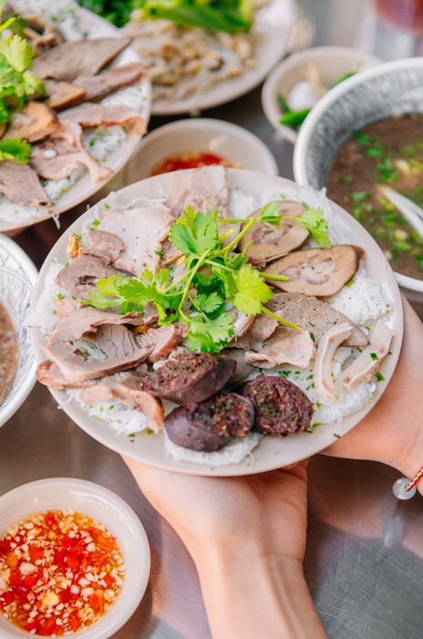 Không gian ấm cúng và món ăn hấp dẫn tại quán Cô Năm