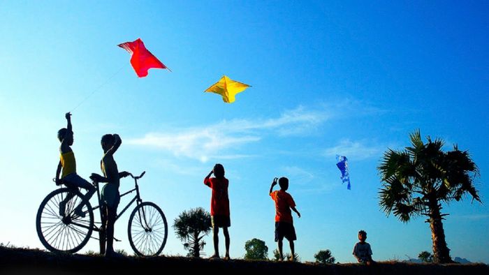 Hình ảnh những cánh diều sắc màu trên bầu trời quê hương