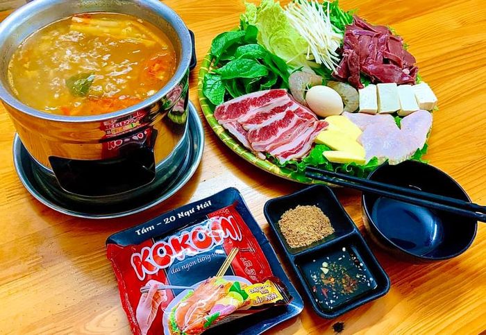 Không gian ấm cúng và món bánh tráng cuốn thịt heo đặc trưng tại Quán Tấm
