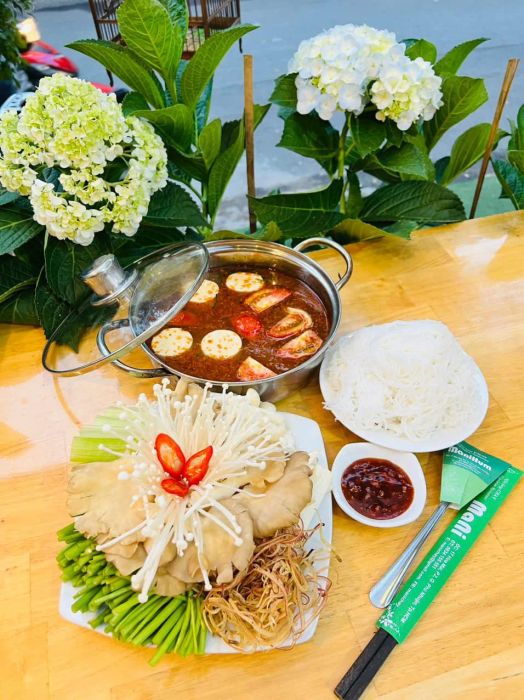 [Hình ảnh] Không gian ấm cúng tại Nhà hàng chay ManiHum với thiết kế hài hòa giữa nét hiện đại và thiền vị