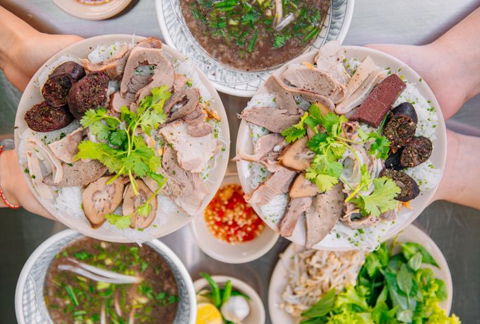 Hình ảnh món bánh hỏi cháo lòng đặc biệt tại quán Cô Năm