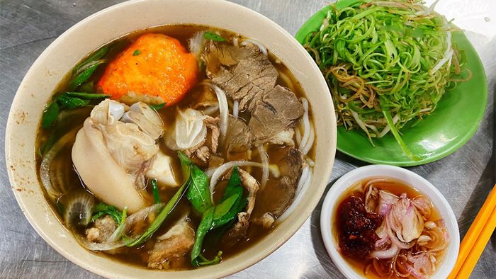 Hình ảnh tô bún bò Huế đầy ắp thịt và giò heo