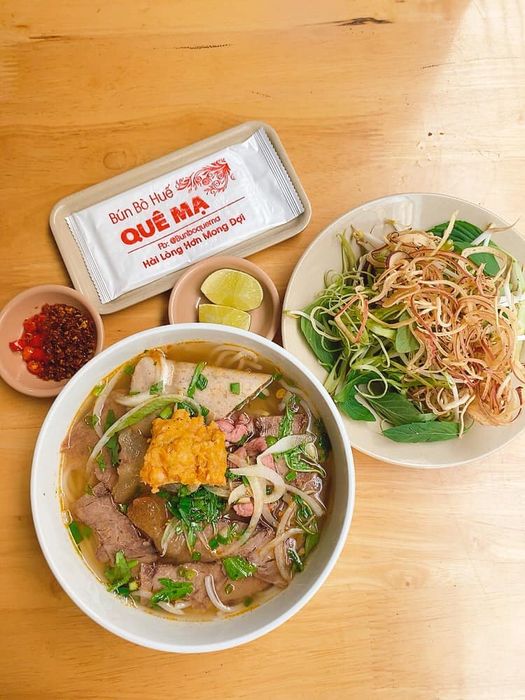 Hình ảnh tô bún bò Huế thơm ngon tại Quê Mạ