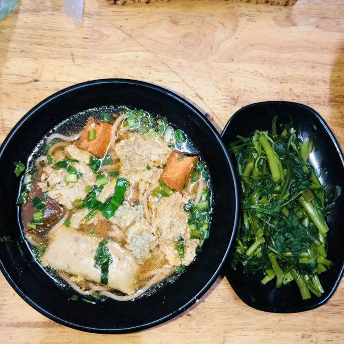 Hình ảnh tô canh bún đầy màu sắc