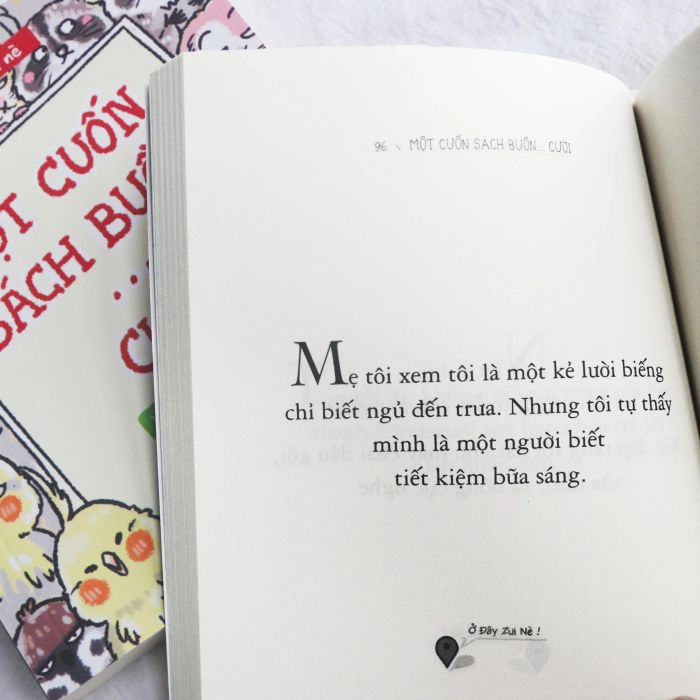 Một Cuốn Sách Buồn… Cười - Vui Vẻ Không Quạu Nha 2 ảnh 2 - Bức tranh minh họa sống động với những nhân vật đang cười nghiêng ngả, truyền tải năng lượng tích cực qua từng nét vẽ tinh tế.