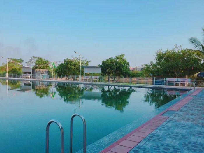 Ảnh 1: Không gian trong lành tại Bể Bơi Sao Việt