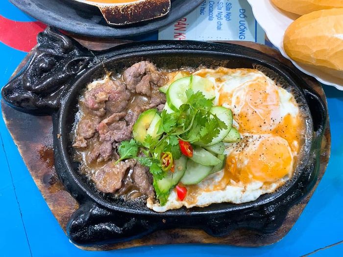 Bánh mì chảo thơm ngon cùng chảo bò né hấp dẫn tại 290 Hà Huy Tập
