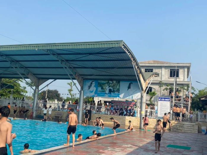 Ảnh 2: Khu vui chơi sôi động tại Bể Bơi Minh Hoàng