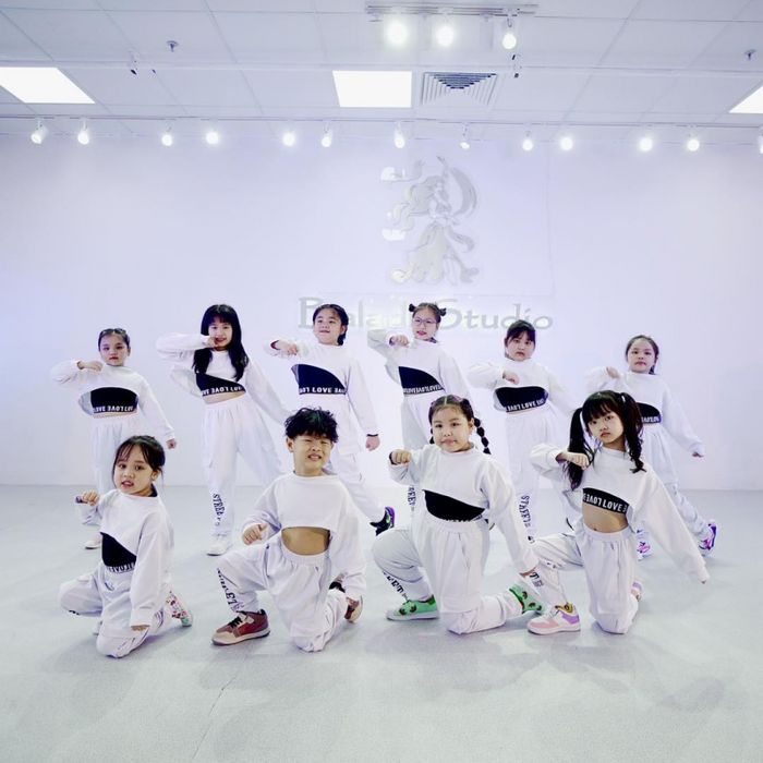 Hình ảnh lớp học nhảy sôi động tại Baladi Dance Studio