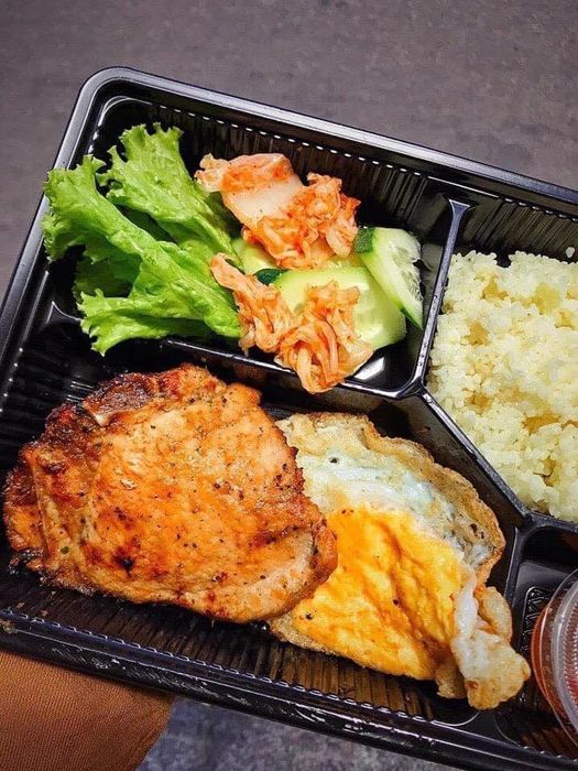 Hình ảnh đĩa cơm tấm sườn nướng vàng ươm tại quán 173