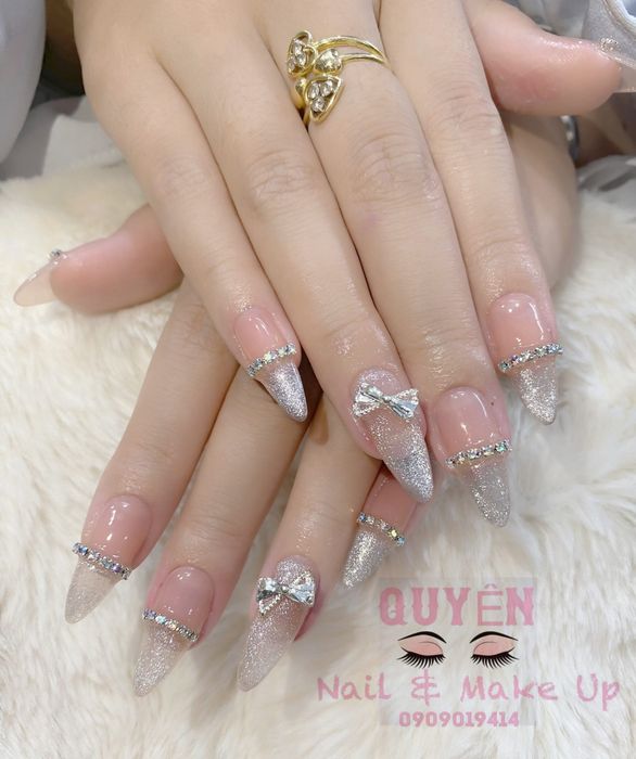 Học viên thực hành kỹ thuật nail chuyên nghiệp