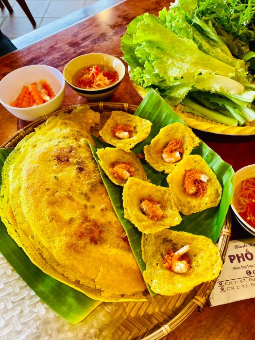 Hình ảnh đĩa bánh khọt nóng hổi đầy hấp dẫn