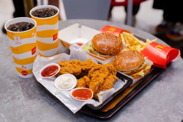 Không gian hiện đại tại cửa hàng McDonald's