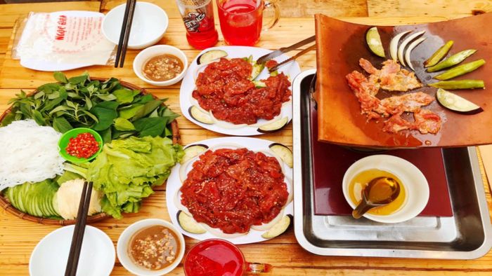 Hình ảnh đặc trưng tại Bò nướng ngói Cù Lần - Những miếng thịt bò vàng ươm trên bếp ngói