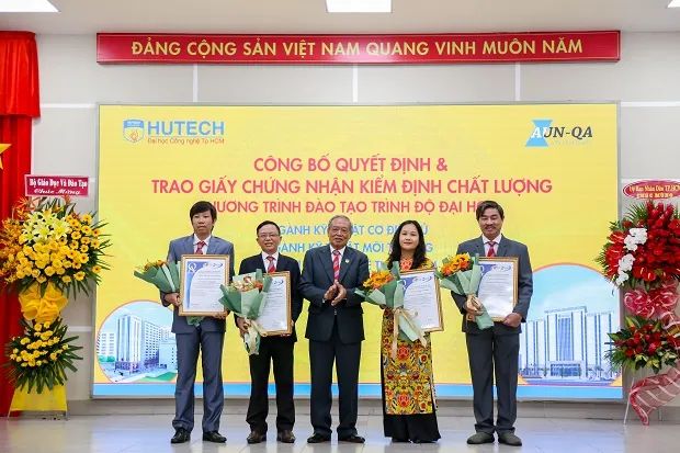 Trường Đại học Công nghệ TP.HCM - HUTECH đã và đang tạo dựng một thương hiệu vững mạnh trong ngành giáo dục, với sự kết hợp giữa chất lượng giảng dạy và ứng dụng thực tiễn. Hãy đến và trải nghiệm môi trường học tập hiện đại, đầy thử thách và cơ hội tại HUTECH.