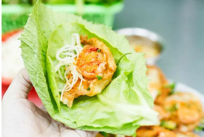 Hình ảnh đĩa bánh khọt vàng ruộm đặc trưng tại Khanh