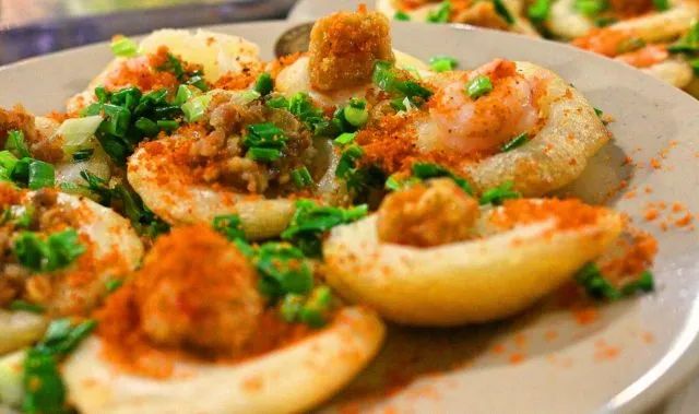 Hình ảnh đĩa bánh khọt thơm ngon với đầy đủ rau sống