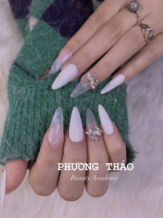 Học viên thực hành kỹ thuật nail chuyên nghiệp tại Phương Thảo Beauty Academy