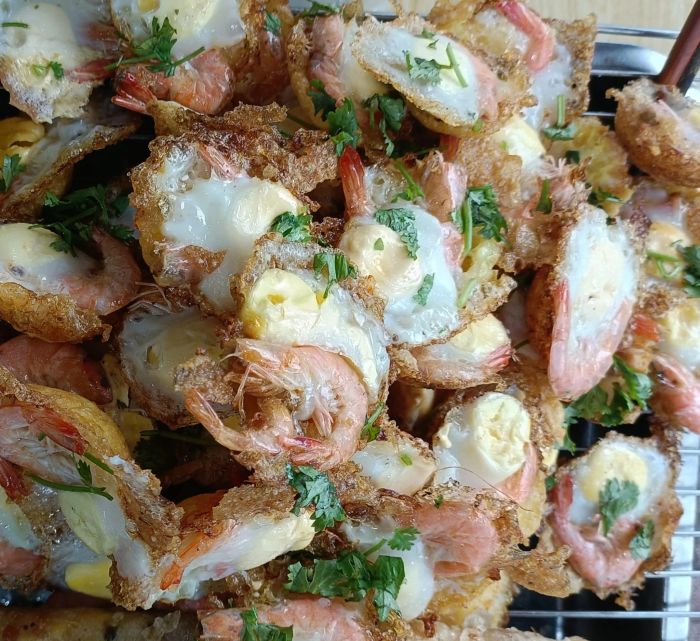 Hình ảnh bánh khọt vàng giòn thơm ngon tại Bé Diệp