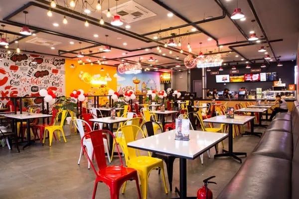 Không gian ấm cúng tại cửa hàng Otoké Chicken