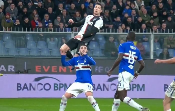 Hậu vệ Sampdoria bất lực trước Ronaldo trong pha bật nhảy ghi bàn