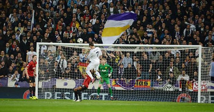 Chân Ronaldo khi bật nhảy đã ngang ngửa Evra trong trận đấu với Manchester United
